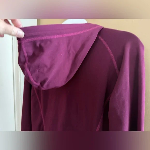 Mountain Hardware Buttery Top Base Layer with Hood and Thumb Holes Burgandy Yoga - Picture 10 of 13